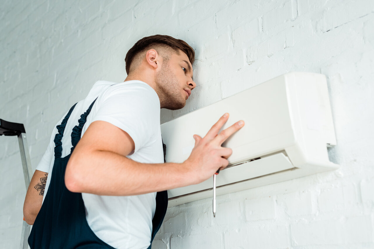 rsz handsome worker installing air conditioner 2023 11 27 05 30 43 utc